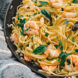close up picture of easy shrimp scampi with linguine in pan